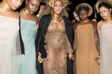 Beyoncé et ses danseuses avant de montrer sur scène.