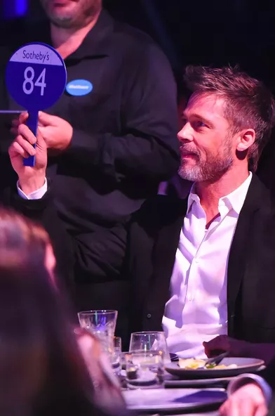 Brad Pitt enchérit pour une soirée avec Emilia Clarke