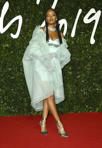 Rihanna lors des British Fashion Awardsau Royal Albert Hall à Londres le 2 décembre 2019.