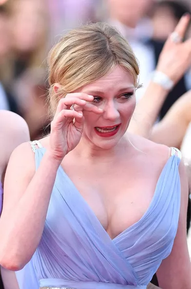 Kirsten Dunst très émue de retrouver le Festival de Cannes, le 24 mai 2017.