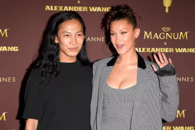 Bella Hadid et Alexander Wang à la soirée Magnum à Cannes, jeudi 10 mai