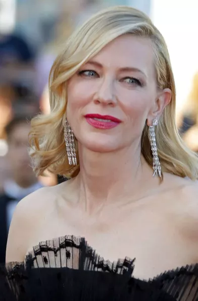 Cate Blanchett monte les marches à Cannes le 17 mai 2018