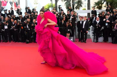 Cannes 18 Deepika Padukone La Star Indienne Fait Sensation Sur Le Tapis Rouge