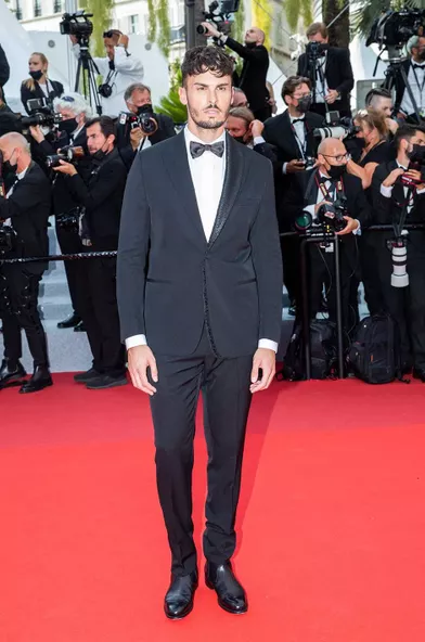 Baptiste Giabiconisur le tapis rouge du 74e Festival de Cannes pour la montée des marches du film «Tout s'est bien passé» le 7 juillet 2021