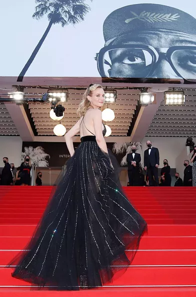 Diane Krugersur le tapis rouge du 74e Festival de Cannes pour la montée des marches du film «Tout s'est bien passé» le 7 juillet 2021(en robe Armani Privé et bijoux Chaumet)