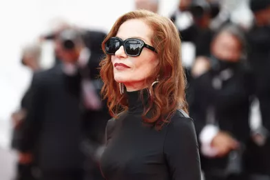Isabelle Huppertsur le tapis rouge du 74e Festival de Cannes pour la montée des marches du film «Tout s'est bien passé» le 7 juillet 2021