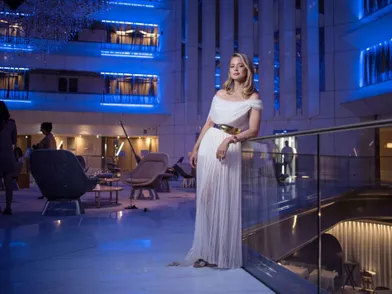 Virginale en Dior, sur la terrasse de l’hôtel JW Marriott. Dans «Benedetta », le film de Paul Verhoeven, en compétition, Virginie Efira incarne une nonne lesbienne.