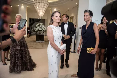 Jodie Foster, accompagnée de sa femme, Alexandra Hedison, dans le hall de l’hôtel Martinez, quelques minutes avant de recevoir son prix.