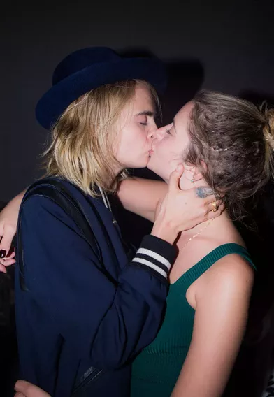 Cara Delevingne et Ashley Benson célèbrent leurs fiançailles au VIP Room de Saint-Tropez le 8 juillet 2019