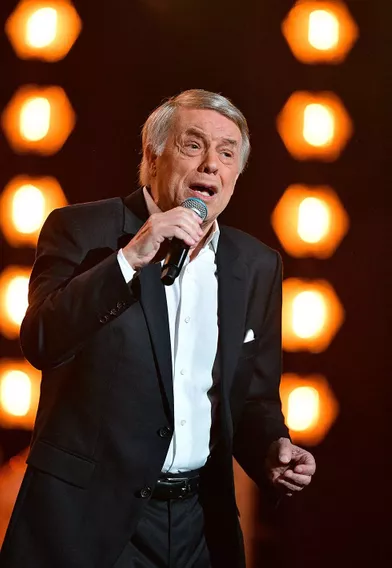 Salvatore Adamolors de l'enregistrement de l'émission«Chantons Aznavour» diffusée le 10 décembre 2021 sur France 3