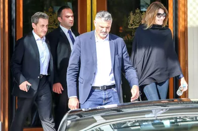 Carla Bruni et Nicolas Sarkozy sortent de leur hôtel à Athènes, le 24 octobre 2017.