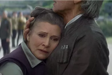 Carrie Fisher dans les bras d'Harrison Ford en 2015.