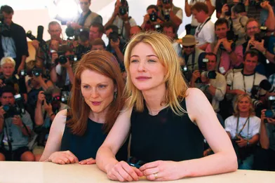 Cate Blanchett avec Julianne Moore au 52e Festival de Cannes (1999) pour présenter le film &quot;Un mari idéal&quot;