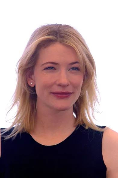 Cate Blanchett au 52e Festival de Cannes (1999) pour présenter le film &quot;Un mari idéal&quot;