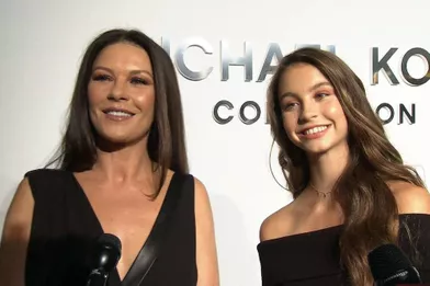 Catherine Zeta-Jones et sa fille Carys Douglas au défilé Michael Kors à la Fashion Week, le 13 septembre 2017.