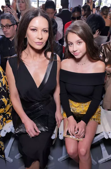 Catherine Zeta-Jones et sa fille Carys Douglas au défilé Michael Kors à la Fashion Week, le 13 septembre 2017.