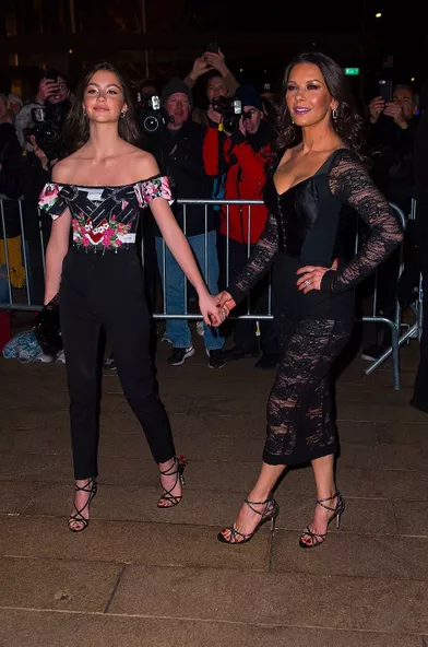 Catherine Zeta-Jones et sa fille Carys arrivent au défilé Dolce &amp; Gabbana