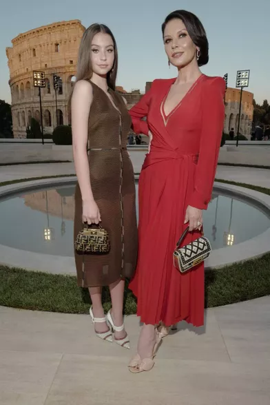 Carys Douglas et Catherine Zeta-Jones au défilé Fendi à Rome le 4 juillet 2019