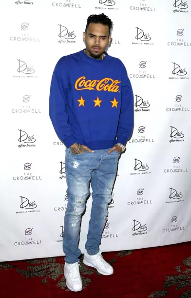 En 2013, Chris Brown est entré en cure de désintoxication pour tenter de maîtriser son comportement violent. En 2009, il avait violemment agressé sa compagne de l'époque, Rihanna.