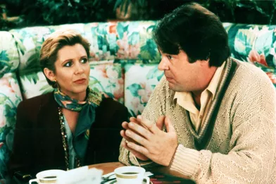 Carrie Fisher et Dan Aykroyd se sont rencontrés en 1978 sur le plateau du «SNL». Ils ont collaboré ensuite dans les film «Les Blues Brothers» (1980), où ils sont tombés amoureux. Brièvement fiancés, ils ont rompu quelque temps plus tard lorsque l'actrice l'a quitté pour le chanteur Paul Simon, avec lequel elle avait été mariée entre 1983 et 1984. Ils étaient toutefois restés amis, ayant travaillé à nouveau ensemble dans«Ma vie est une comédie» (1992).