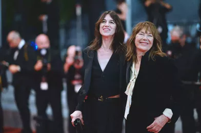 Charlotte Gainsbourg et Jane Birkin lors de la montée des marches du film«Jane par Charlotte» lors du 74ème Festival de Cannes le 7 juillet 2021