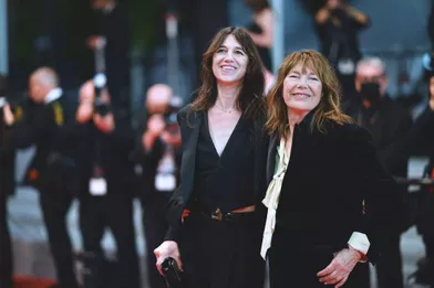 Charlotte Gainsbourg et Jane Birkinlors de la montée des marches du film«Jane par Charlotte» lors du 74ème Festival de Cannes le 7 juillet 2021