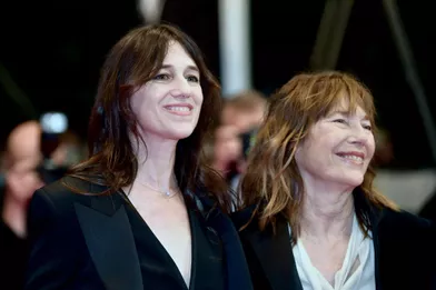 Charlotte Gainsbourg et Jane Birkinlors de la montée des marches du film«Jane par Charlotte» lors du 74ème Festival de Cannes le 7 juillet 2021