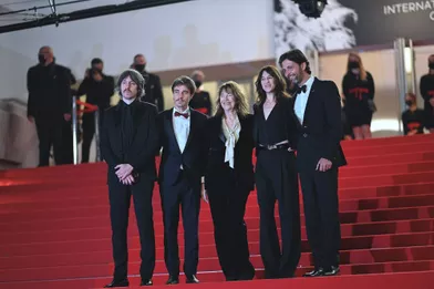 Mathieu Ageron, Jane Birkin, Charlotte Gainsbourg etMaxime Delauney lors de la montée des marches du film«Jane par Charlotte» lors du 74ème Festival de Cannes le 7 juillet 2021