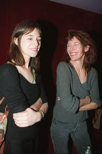 Charlotte Gainsbourg et Jane Birkin à la première du film «La Bûche» à Paris en novembre 1999