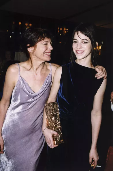 Jane Birkin et Charlotte Gainsbourg à Paris en février 2000 (Charlotte avait remporté le César de la meilleure actrice dans un second rôle pour «La Bûche»)