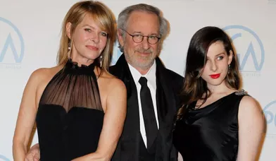 Accompagné de son épouse Kate Capshaw et de leur fille Sasha, Steven Spielberg a reçu le prix de la meilleure production de l'animation pour &quot;Les Aventures de Tintin: le secret de la Licorne&quot;.