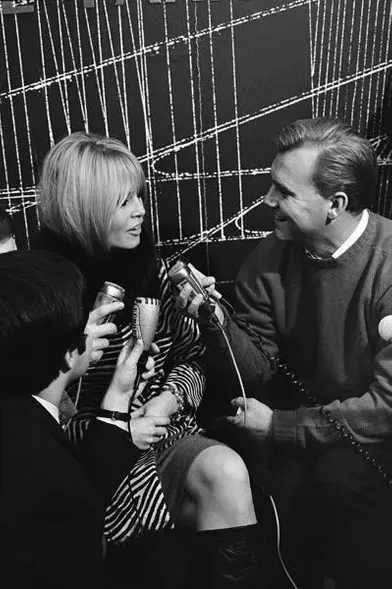 Brigitte, au micro de notre collaborateur Christian Brincourt, alors reporter à RTL. C’est à Orly, le 16 décembre 1965 quand elle part présenter aux Etats-Unis « Viva Maria ! » de Louis Malle. 