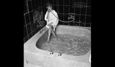 Même Brigitte s’en amuse, avec sa douche, dans un palace de Munich. Elle est déjà une star mais, pour ses copains de Match, elle reste la « petite fiancée », rigolote et sexy.