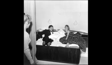 A Munich, en 1957, Brigitte Bardot avec Roger Thérond, qui deviendra le «patron» du journal. 