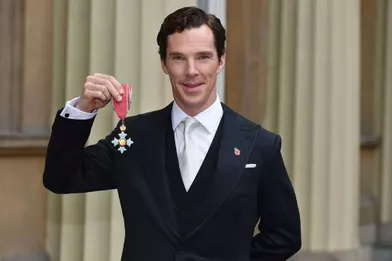 Benedict Cumberbatch décoré par la reine Elizabeth II 