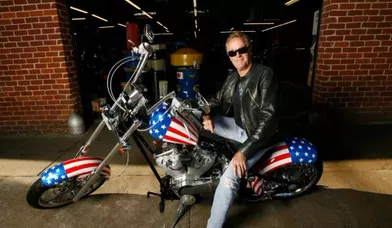  Peter Fonda, le célèbre interprète d'Easy Rider fait la promo du Blue-ray en chevauchant la célèbre Harley-Davidson du film.