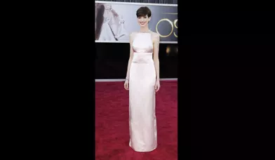 L’actrice oscarisée pour sa performance dans «Les Misérables» a fait le choix de la sobriété enarborantune robe Prada rose pâle.