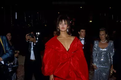 Le 40ème Festival de Cannes se déroule du 7 au 19 mai : arrivée de Sophie Marceau sexy, drapée de rouge.