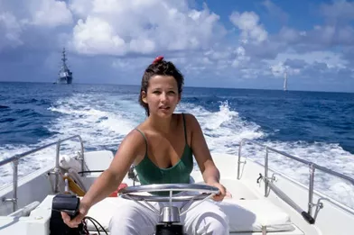En vacances après le tournage du film &quot;Mes nuits sont plus belles que vos jours&quot; de Andrzej Zulawski, l'actrice Sophie Marceau assise à la barre d'un bateau voguant sur l'océan