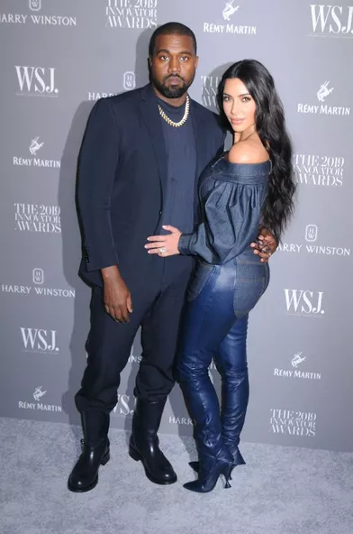 Kim Kardashian a officialisé sa rupture avec Kanye West en demandant le divorce en février 2021. La procédure est actuellement en cours, même si le rappeur a annoncé qu'il souhaitait se battre pour sauver son mariage. La star de télé-réalité fréquente pour sa part le comédien Pete Davidson.