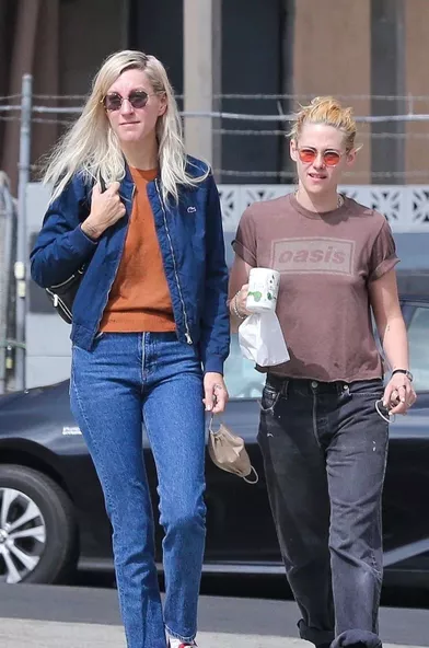 En couple avec la scénariste Dylan Meyer depuis 2019, Kristen Stewart a annoncé qu'elles allaient prochainement se marier en novembre 2021 dans l'émission de radio d'Howard Stern
