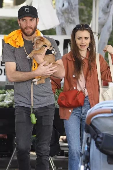 Lily Collins a révélé ses fiançailles avec Charlie McDowell en septembre 2020 sur Instagram. Le couple s'est formé en 2019.