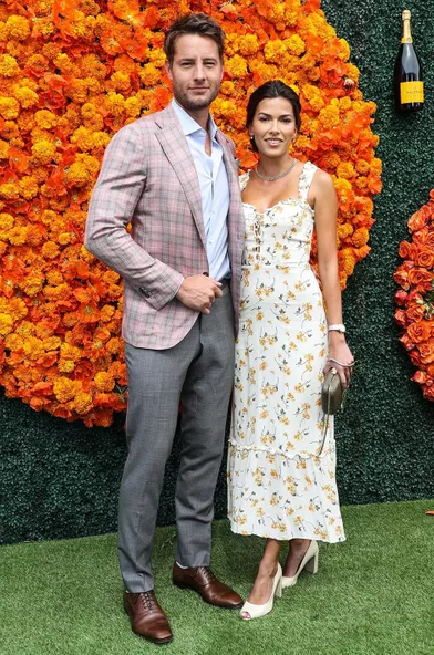 Après que son divorce avec Chrishell Stause a été prononcé en février, Justin Hartley s'est remarié en mai 2021 avec l'actrice Sofia Pernas.