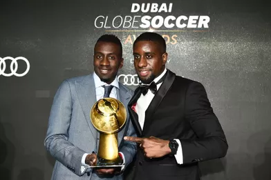 Blaise Matuidi, récompensé pour sa carrière au Globe Soccer Awards à Dubaï, pose avec son frère