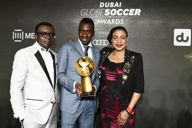 Blaise Matuidi, récompensé pour sa carrière au Globe Soccer Awards à Dubaï, pose avec ses parents