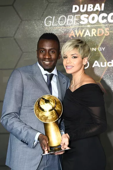Blaise Matuidi, récompensé pour sa carrière au Globe Soccer Awards à Dubaï, pose avec sa femme Isabelle