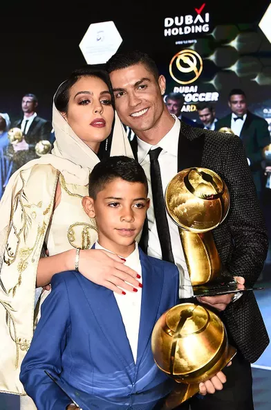 Cristiano Ronaldo élu meilleur joueur de l'année 2018 à Dubaï avec sa compagne Georgina Rodriguez et son fils Cristiano Jr.