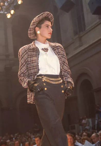 Cristina Cordula lorsqu'elle défilait pour Chanel Haute Couture en juillet 1986 à Paris.