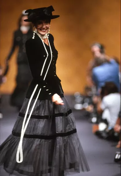 Cristina Cordula lorsqu'elle défilait pour Chanel Haute Couture en juillet 1989 à Paris.