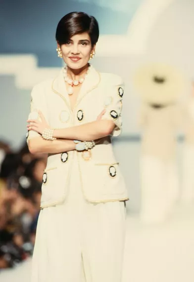 Cristina Cordula lorsqu'elle défilait pour Chanel Haute Couture en octobre1989 à Paris.